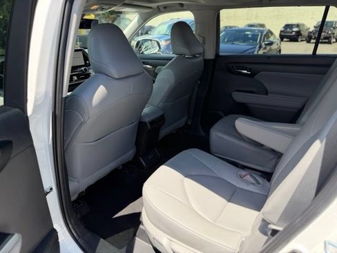Used 2025 Toyota Highlander XLE AWD/4WD image 12