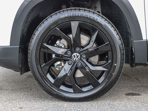 Used 2022 Volkswagen Taos SE w/ Panoramic Sunroof Package image 11