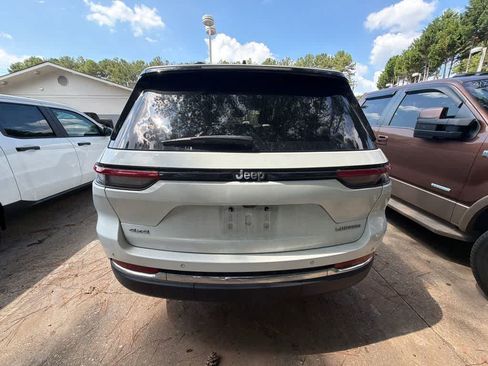 Used 2022 Jeep Grand Cherokee Laredo w/ Luxury Tech Group I AWD/4WD image 9