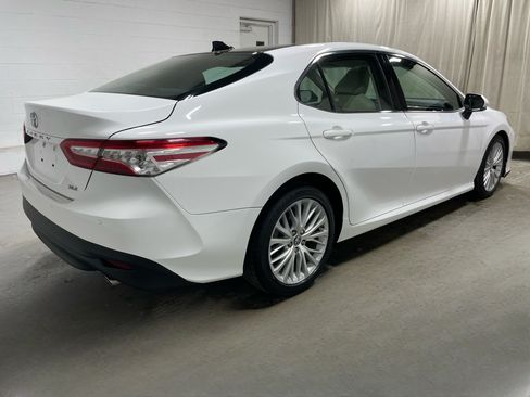 Used 2018 Toyota Camry XLE FWD image 6