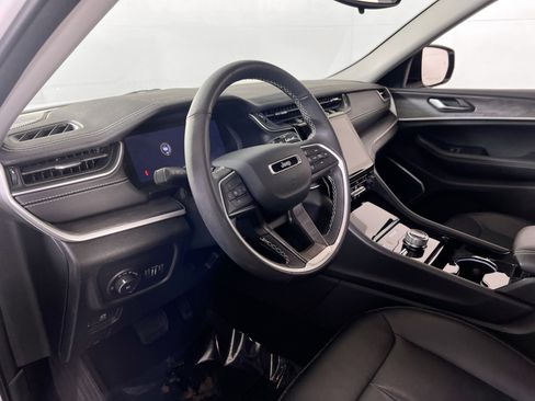 Used 2023 Jeep Grand Cherokee Limited w/ Black Appearance Package image 9