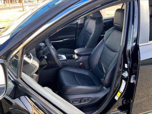 Used 2024 Toyota RAV4 XLE Premium image 14