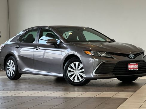 Used 2021 Toyota Camry LE image 2