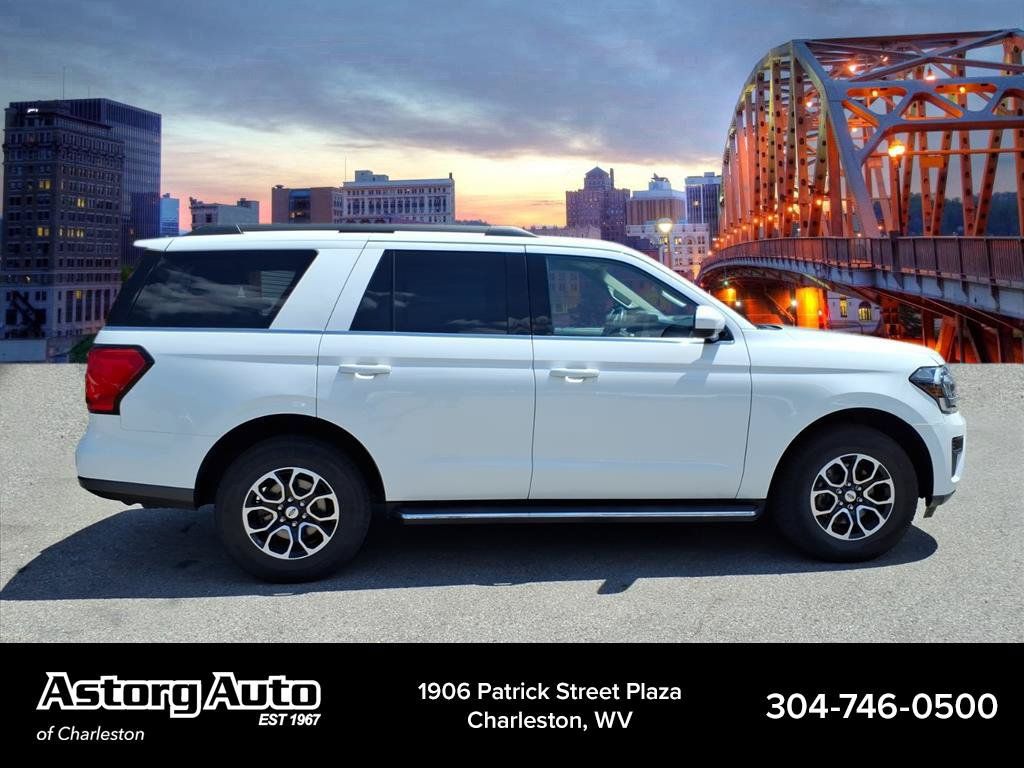Used 2022 Ford Expedition XLT AWD/4WD image 2