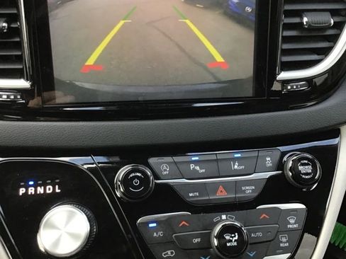 Used 2023 Chrysler Pacifica Touring-L image 10