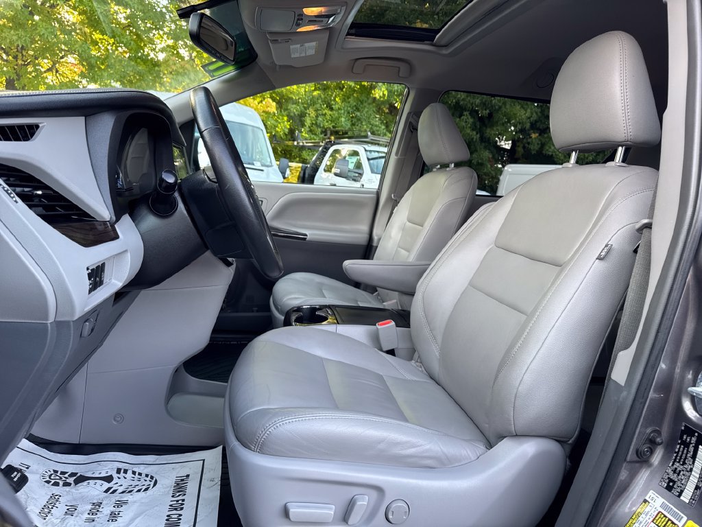 Used 2017 Toyota Sienna XLE w/ XLE Navigation Package AWD/4WD image 11