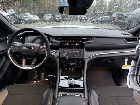 New 2025 Jeep Grand Cherokee L Altitude image 11