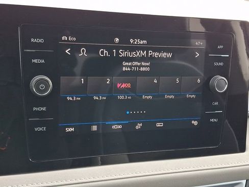 Certified 2025 Volkswagen Taos SE w/ Panoramic Sunroof Package image 17