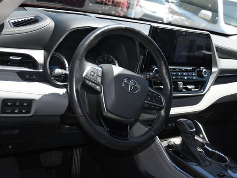 Used 2021 Toyota Highlander Platinum image 9