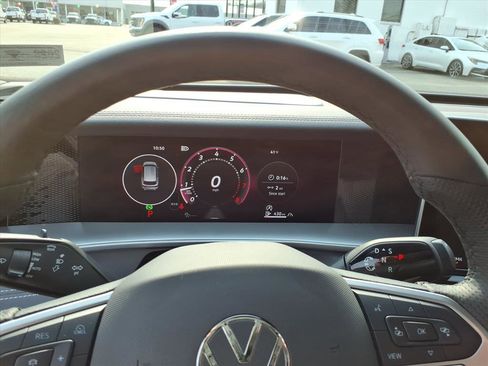 Used 2025 Volkswagen Tiguan SE R-Line image 18