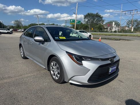Used 2023 Toyota Corolla LE w/ Carpet Mat Package (TMS) FWD image 3