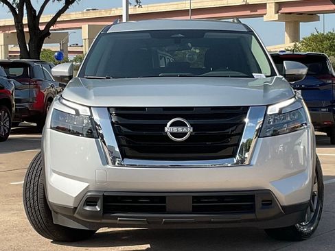 Used 2025 Nissan Pathfinder SV FWD image 2