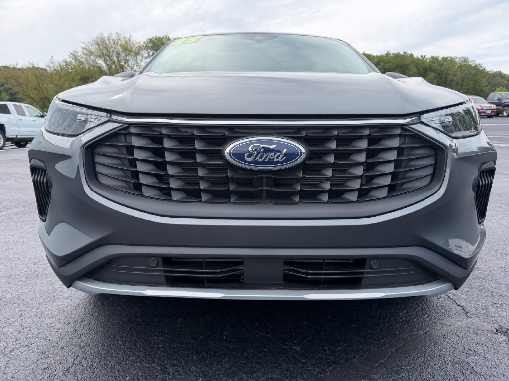 Used 2023 Ford Escape Active w/ Tech Pack #1 AWD/4WD image 2