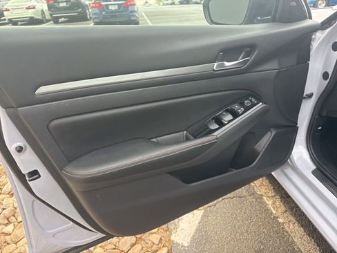 Used 2024 Nissan Altima 2.0 SR FWD image 12