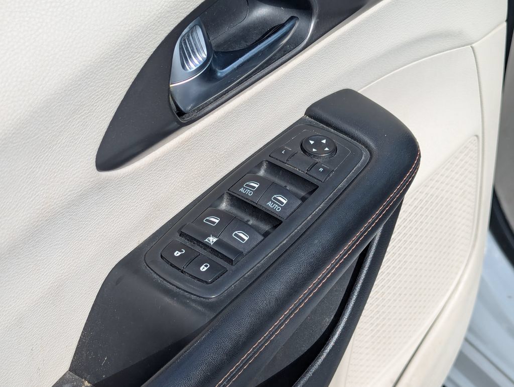 Used 2020 Chrysler Pacifica Touring-L w/ Advanced Safetytec Group FWD image 27