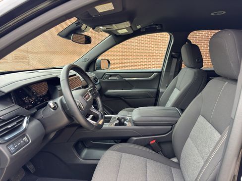 Used 2025 GMC Acadia Elevation image 11