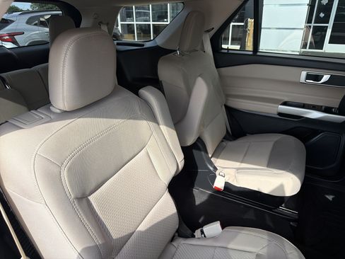 Used 2023 Ford Explorer XLT RWD image 8