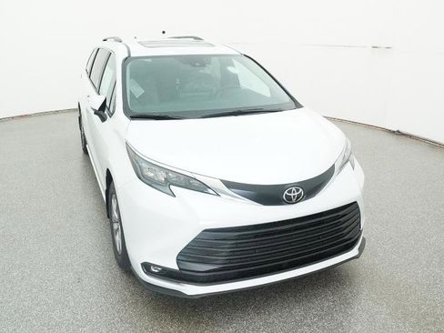 New 2026 Toyota Sienna XLE image 32