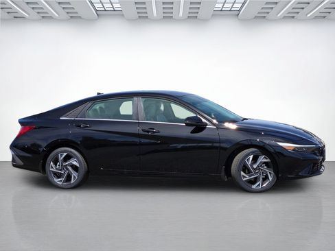 New 2026 Hyundai Elantra Limited FWD image 3