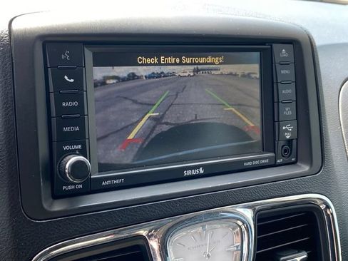Used 2015 Chrysler Town & Country Touring w/ Driver Convenience Group FWD image 12