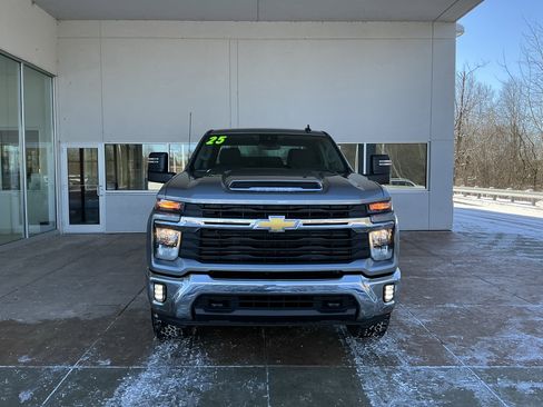 Used 2025 Chevrolet Silverado 3500 LT w/ Convenience Package image 2