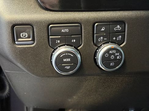 Used 2025 GMC Sierra 1500 SLT AWD/4WD image 17