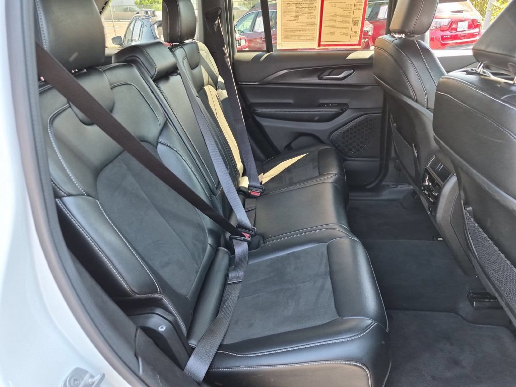 Used 2025 Jeep Grand Cherokee Altitude AWD/4WD image 30
