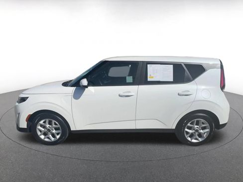 Used 2025 Kia Soul LX w/ LX Technology Package FWD image 8