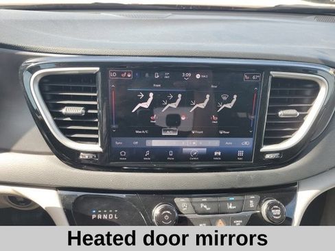 Used 2023 Chrysler Pacifica Touring-L FWD image 9