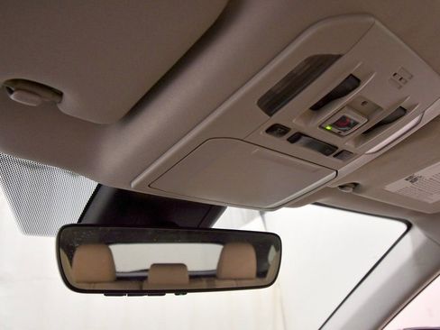 Used 2020 Toyota Highlander XLE image 30