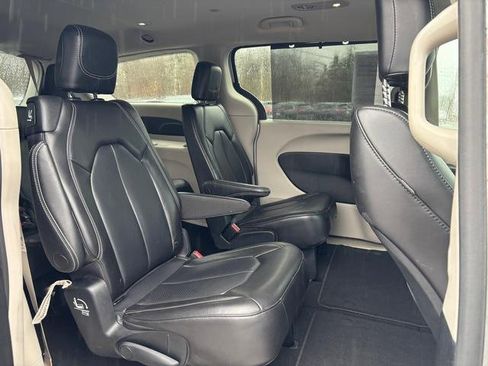 Used 2023 Chrysler Pacifica Touring-L image 12