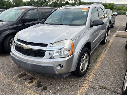 Used 2005 Chevrolet Equinox LT w/ Preferred Equipment Group AWD/4WD image 2