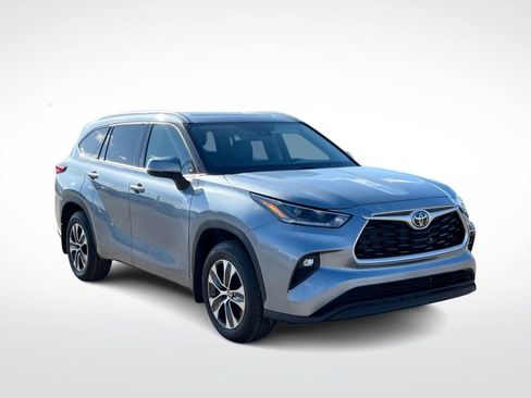 Used 2021 Toyota Highlander XLE image 2