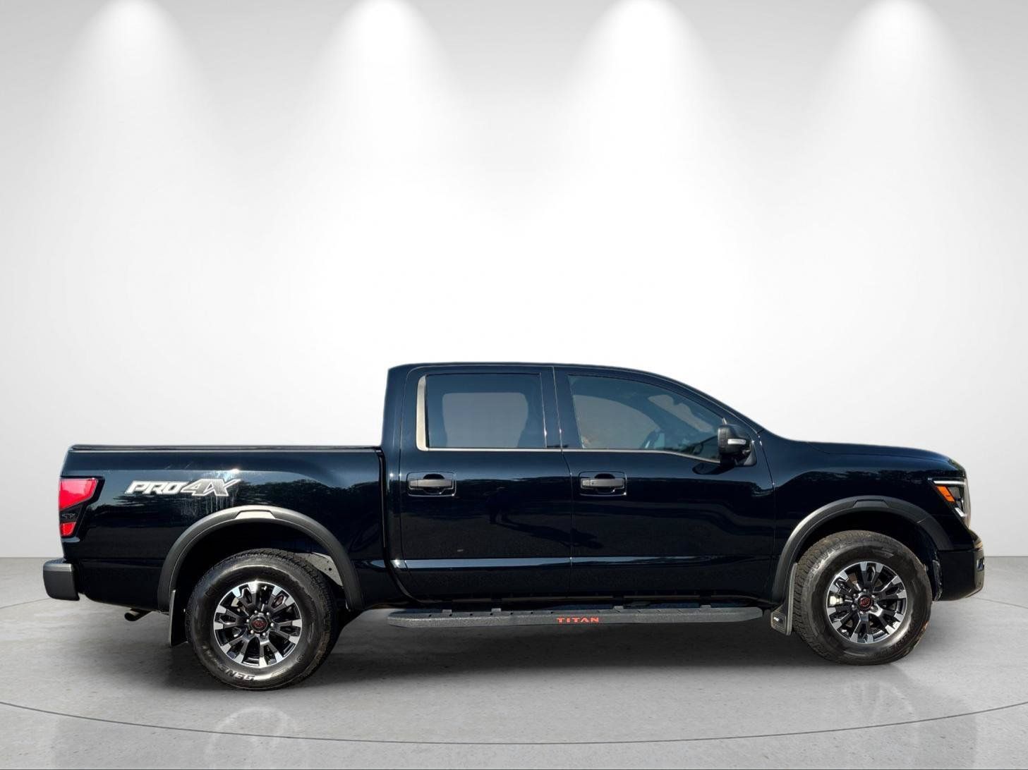Used 2024 Nissan Titan PRO-4X w/ Pro-4x Convenience Package AWD/4WD image 6