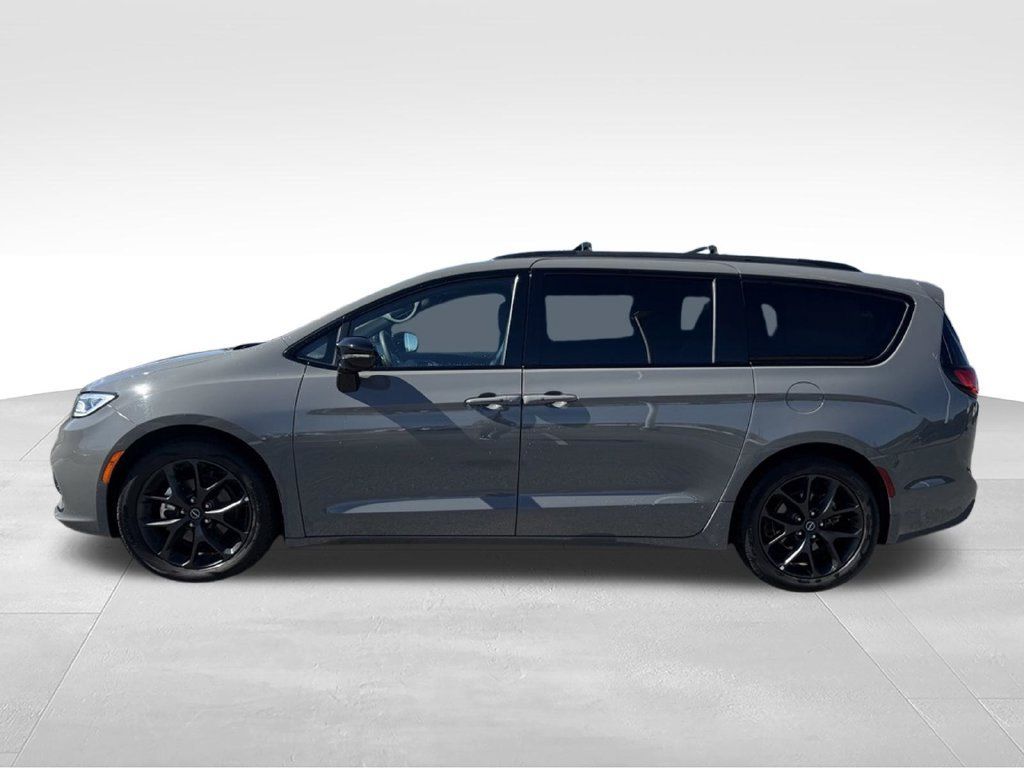 Used 2025 Chrysler Pacifica Limited FWD image 2