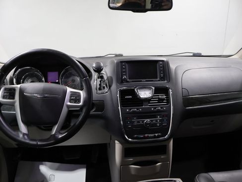 Used 2016 Chrysler Town & Country Touring FWD image 17