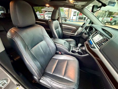 Used 2015 Toyota Highlander XLE AWD/4WD image 12