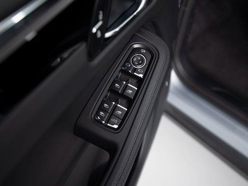 Certified 2025 Porsche Macan AWD/4WD image 21