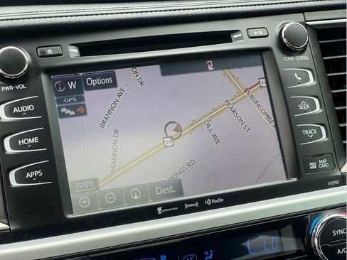 Used 2019 Toyota Highlander XLE AWD/4WD image 6