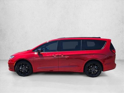 Used 2024 Chrysler Pacifica Touring-L w/ S Appearance Package FWD image 9