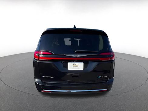 Used 2023 Chrysler Pacifica Touring-L image 12