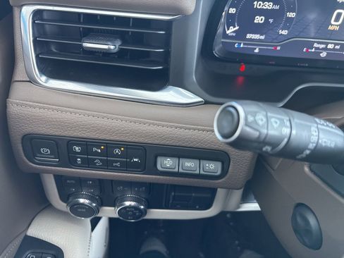 Used 2023 GMC Yukon XL Denali w/ Advanced Technology Package image 15