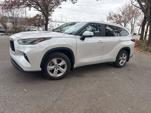 Used 2023 Toyota Highlander LE image 1