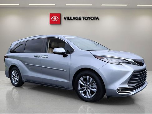 Certified 2022 Toyota Sienna Limited image 7