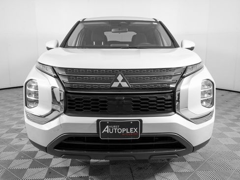 Used 2023 Mitsubishi Outlander ES image 2