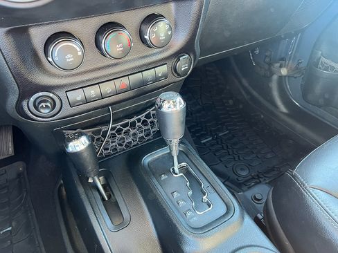 Used 2018 Jeep Wrangler Unlimited Sahara image 17