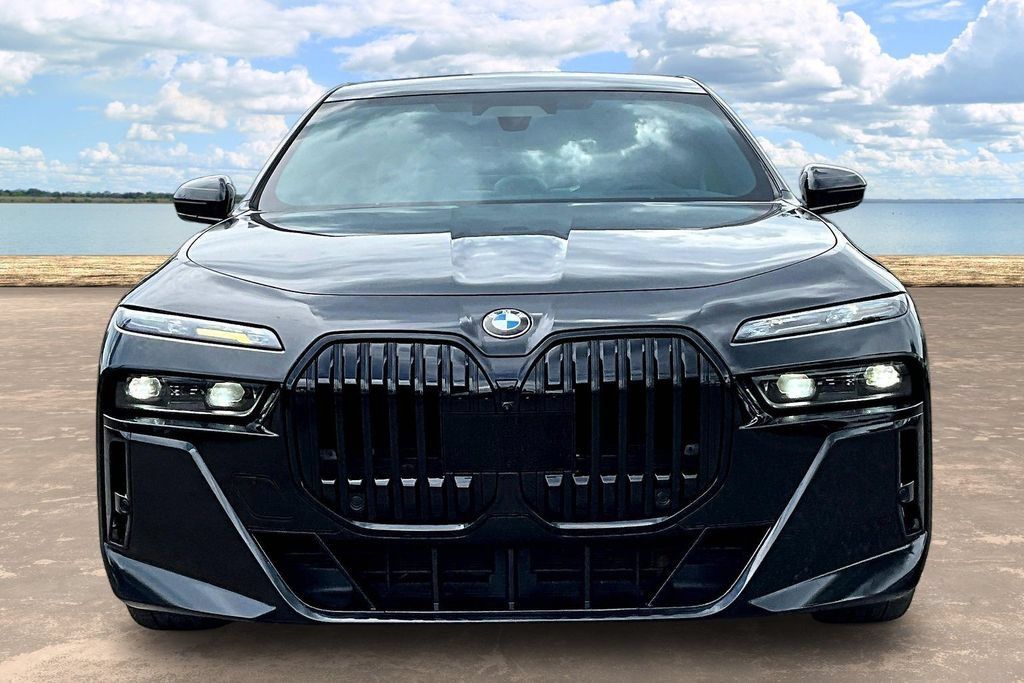 Used 2023 BMW 760i xDrive w/ Executive Package AWD/4WD image 2
