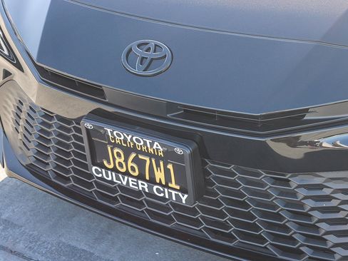 Used 2025 Toyota Camry SE image 6