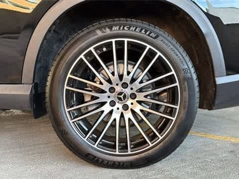 Used 2025 Mercedes-Benz GLC 300 4MATIC image 4