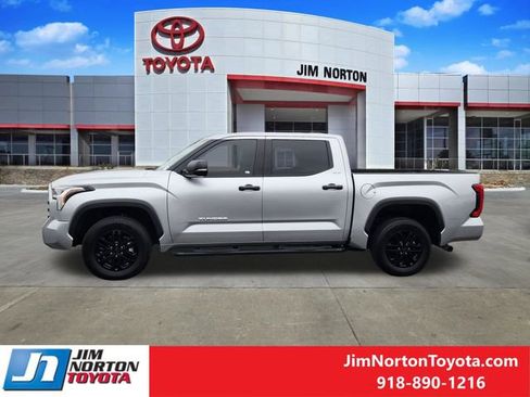 Used 2022 Toyota Tundra SR5 w/ SR5 Convenience Package AWD/4WD image 5